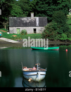 Derrynane, Iveragh-Halbinsel, Grafschaft Ring of Kerry, Boote spiegelt sich in den stillen Wassern des Westens von Irland geschützter Meeresarm Stockfoto