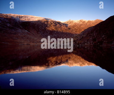 Winter-Reflexionen von Glyders, Snowdonia-Nationalpark. Wales Stockfoto