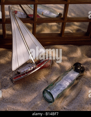 Stillleben von einem gestrandeten Segelschiff angespült an einem Sandstrand, aufgenommen im studio Stockfoto