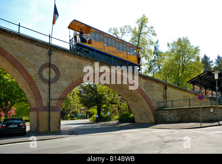 Zug auf die Nerobergbahn Standseilbahn, Wiesbaden, Deutschland. Stockfoto