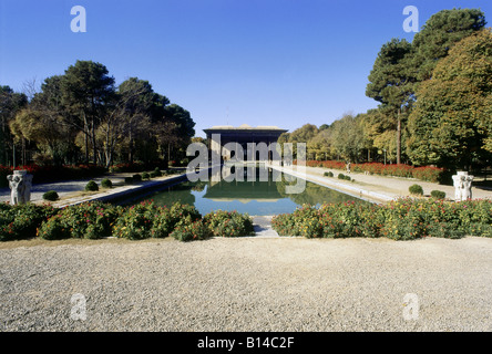 Geographie/Reisen, Iran, Isfahan, Burgen, Chehel Sotoun Palast, erbaut: 17. Jahrhundert von Schah Abbas II, Außenansicht mit Garten, Additional-Rights - Clearance-Info - Not-Available Stockfoto