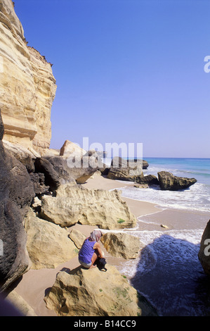 Geographie/Reisen, Oman, Landschaften, an der Küste in der Nähe von Ras Al Junayz, touristische auf Rock, Additional-Rights - Clearance-Info - Not-Available Stockfoto