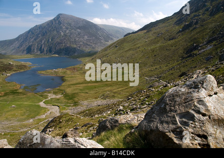 Blick aus des Teufels Küche auf Llyn Idwal und Stift yr Ole Wen. Snowdonia-Nationalpark / Parc Cenedlaethol Eryri Stockfoto