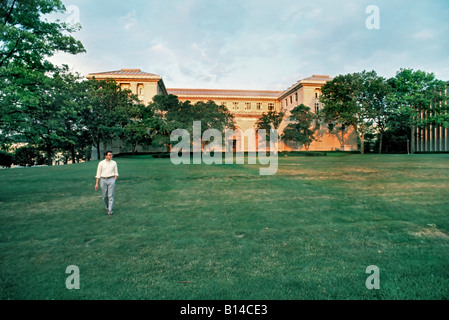 PITTSBURGH PA, USA, Carnegie Mellon University, Engineering Department Building man Walking in Front, Schulen auf der ganzen Welt, Pittsburgh 1980er Jahre Stockfoto