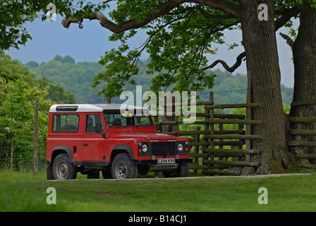 Rot-Land Rover Defender 90 bei der ALRC National 2008. Stockfoto