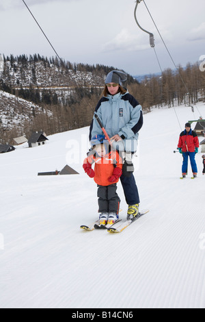 kleiner Junge lernt, Ski / auf der Hebebühne Stockfoto