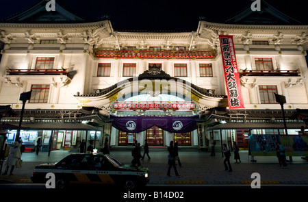 Nachtansicht des beleuchteten Kubukiza Theaters in Ginza Tokyo wo traditionelle Kabuki-Stücke aufgeführt sind, Japan Stockfoto