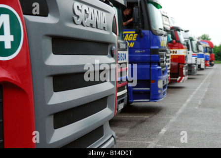 Geparkten LKW auf Autobahnraststätten. Stockfoto