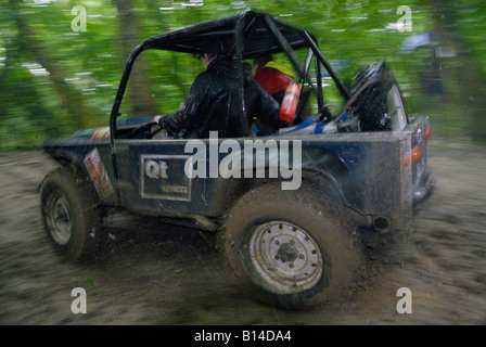 Land Rover basierend Offroad-Racer im Wettbewerb der ALRC nationalen 2008 CCVT Testversion bei sehr schlechtem Wetter. Stockfoto