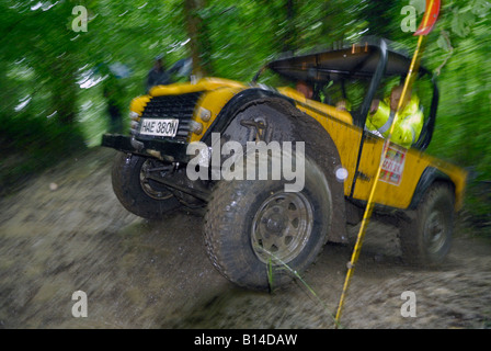 Land Rover basierend Offroad-Racer im Wettbewerb der ALRC nationalen 2008 CCVT Testversion bei sehr schlechtem Wetter. Stockfoto