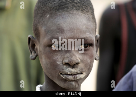 Dinka jungen wachsen in einer Rinder-Camp.  Traditionell Hirten, sie leben in Lagern mit Hunderten oder Tausenden von Kühen. Stockfoto