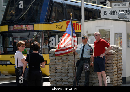 Berlin. Checkpoint Charlie heute. Alliierten Streitkräfte Grenze Kontrollpunkt. Schauspieler als amerikanischer Soldat posiert mit Touristen. Stockfoto
