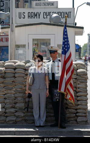 Berlin. Checkpoint Charlie heute. Alliierten Streitkräfte Grenze Kontrollpunkt. Schauspieler als amerikanischer Soldat posiert mit japanischer Tourist. Stockfoto