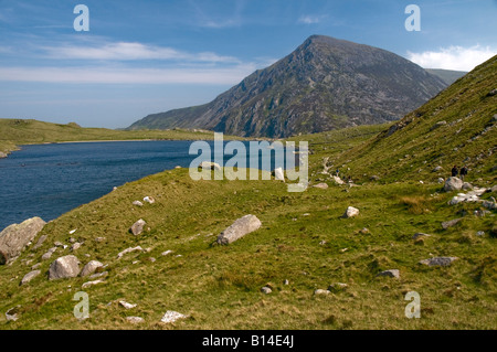 Blick aus des Teufels Küche auf Llyn Idwal und Stift yr Ole Wen. Snowdonia-Nationalpark / Parc Cenedlaethol Eryri Stockfoto