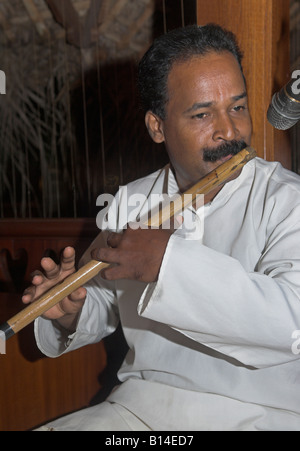 Man spielt traditionelle indische Bambusflöte Kerala Indien Stockfoto