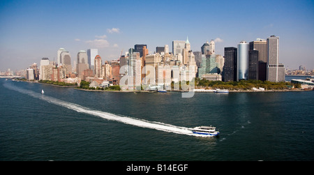 Luftaufnahme von einer s-Fähre im Hafen von New York, mit Lower Manhattan im Hintergrund. Stockfoto