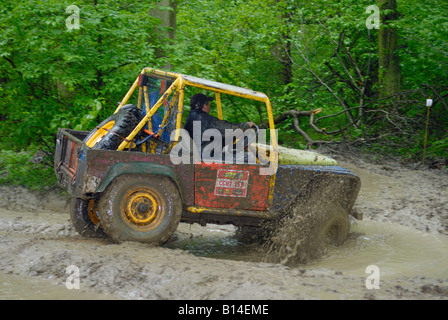 Land Rover Serie basiert Offroad-Racer im Wettbewerb der ALRC nationalen 2008 CCVT Testversion bei sehr schlechtem Wetter. Stockfoto