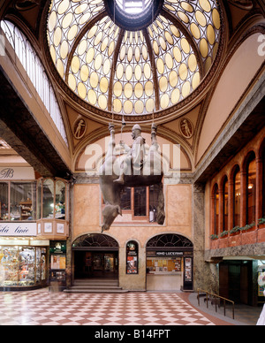 Prag, Domu Lucerna, Wenzelskulptur in der Galerie von David Cerny, 2001 Stockfoto