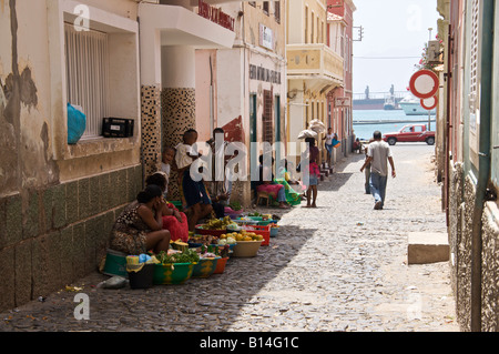 Frauen verkaufen Obst und Gemüse in den Gassen des alten Mindelo die Hauptstadt von Sao Vicente, eine der Kapverdischen Inseln. Stockfoto