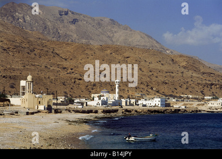 Geographie/Reisen, Oman, Landschaften, Hajar Berge, Siedlung mit Moschee am Golf von Oman, Additional-Rights - Clearance-Info - Not-Available Stockfoto