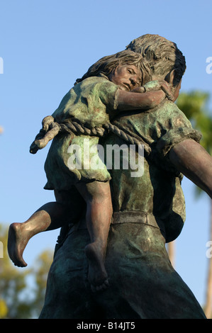 Statue, die historische Schiff Schrottsammler Rettung von Kind auf dem Rücken am Mallory Square, Key West, Florida Stockfoto