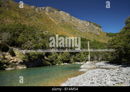 Familie auf Fußgängerbrücke über Greenstone River in der Nähe von Lake Wakatipu Südinsel Neuseeland Stockfoto