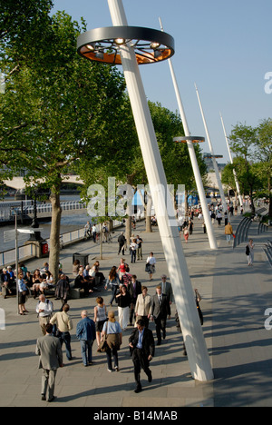 Menschen Sie zu Fuß und genießen die späte Nachmittagssonne an Londons South Bank, an der Themse, London, England Stockfoto