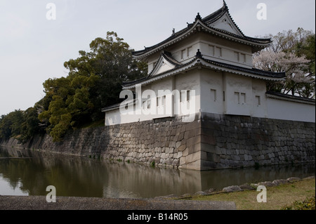 Kyoto, Japan. Eine Ecke Wachturm der Schloss Nijo (1626 abgeschlossen), das im Zentrum der Stadt und ist umgeben von einem Wassergraben. Stockfoto