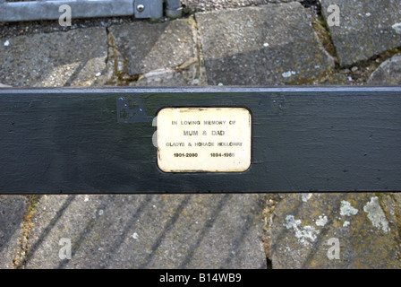 Inschrift am Denkmal-Bank mit Blick auf den Fluss Themse in Kingston nach Themse, Surrey, england Stockfoto