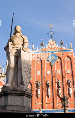 Statue von Ritter Roland vor dem Haus der Mitesser (Melngalvju Nams), Rathausplatz (Ratslaukums), Riga, Lettland Stockfoto