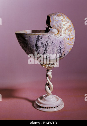 Bildende Kunst, Schiff, nautilus Cup, Perlmutt, graviert, Elfenbein, Gesamthöhe 25 cm, Flandern, Niederlande, Anfang des 17. Jahrhunderts, Bayerisches Nationalmuseum, München, Artist's Urheberrecht nicht gelöscht werden Stockfoto