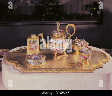 Bildende Kunst, Teeservice, Silber, vergoldet, lackiert, von Siegmund Koller (1666-1716), Augsburg, Deutschland, ca. 1710, Fach, 46 cm x 73 cm, Kaffee Caddy, 13 cm x 6 cm x 9 cm, rund, 4,5 cm x 14 cm, Teekanne, 25 cm x 15 cm, Schale, 10 cm x 14 cm, kleine Flasche, 14,5 cm x 8,5 cm, Residenz München, Treasury, Artist's Urheberrecht nicht geklärt zu werden. Stockfoto