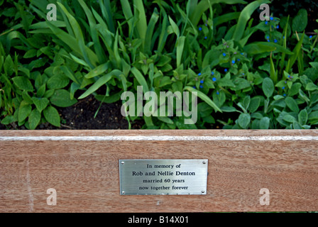 Inschrift am Denkmal-Bank mit Blick auf den Fluss Themse in Kingston nach Themse, Surrey, england Stockfoto