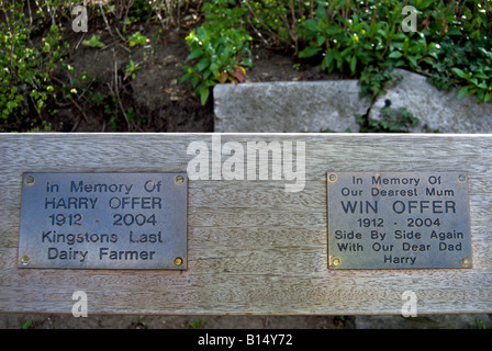 Inschriften auf Denkmal-Bank mit Blick auf den Fluss Themse in Kingston nach Themse, Surrey, england Stockfoto