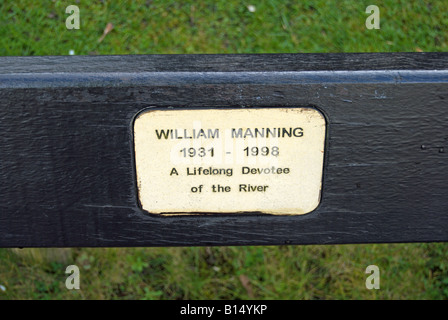 Inschrift am Denkmal-Bank mit Blick auf den Fluss Themse in Kingston nach Themse, Surrey, england Stockfoto