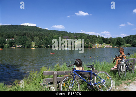 Biker am See Dreiburgensee Tittling Bayerischer Wald Bayern Deutschland Stockfoto