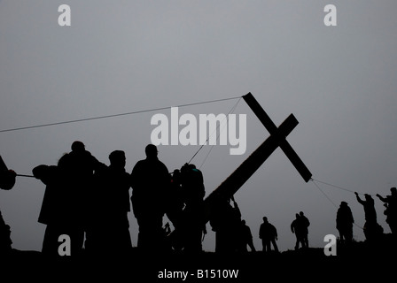 Heben das Kreuz auf Otley Chevin zu Ostern Stockfoto