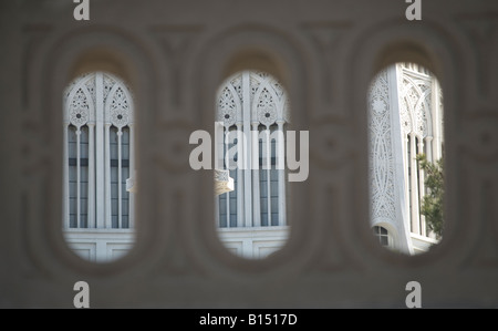 Der Bahá ' í-Tempel in Wilmette, Illinois durch Ausschnitte auf einer Brücke gesehen. Stockfoto