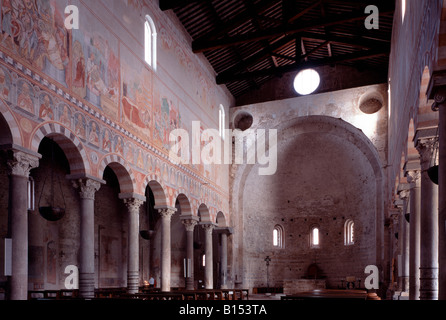 San Piero ein Grado Bei Pisa, Romanische Basilika, Blick Nach Osten (10. -11. Halbmonatsschrift, Fresken aus Dem 13.-14. Halbmonatsschrift) Stockfoto