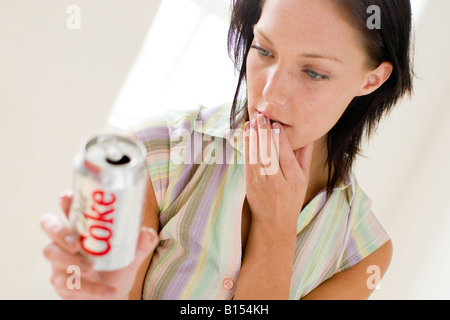 Mädchen mit Diät Cola trinken Stockfoto