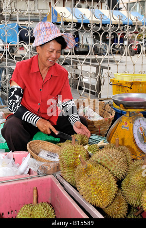 Asiatische Dame Vorbereitung Durian-Früchte für den Verkauf auf dem Markt. Stockfoto