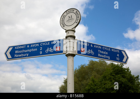 WEGWEISER AM KENNET UND AVON CYCLE ROUTE NATIONAL CYCLE NETWORK, ALDERMASTON WHARF, LOCK ALDERMASTON, READING, BERKSHIRE Stockfoto