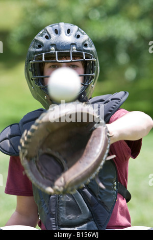 Teenager in der Baseball-Catcher-Ausrüstung, Porträt, im Freien, Washington DC, USA, MR-6-2-08-1 Stockfoto