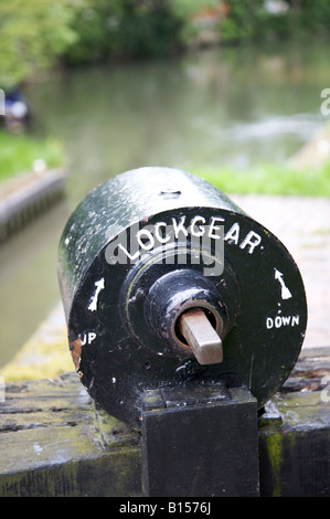 LOCKGEAR AUF SCHLEUSE 94 PADWORTH LOCK WOOLHAMPTON ON DER KENNET UND AVON KANAL IN DER NÄHE VON READING, BERKSHIRE, ENGLAND Stockfoto