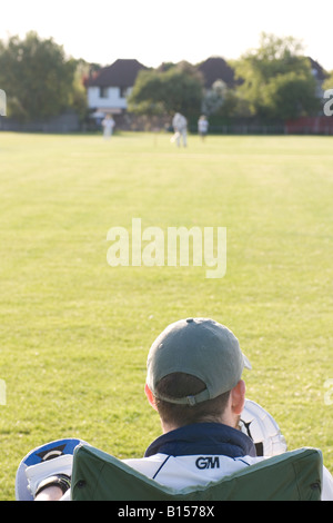 Cricket-Spieler sitzt und wartet auf seine Chance zu schlagen Stockfoto