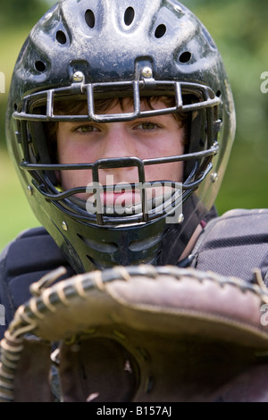 Teenager in der Baseball-Catcher-Ausrüstung, Porträt, im Freien, Washington DC, USA, MR-6-2-08-1 Stockfoto