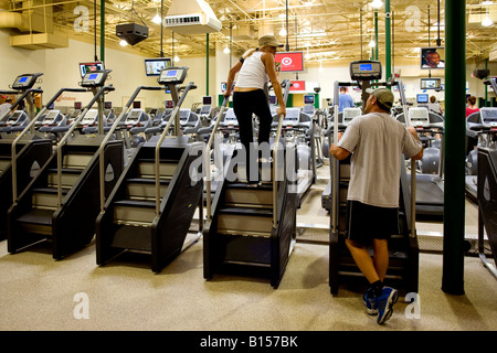 Fernsehgeräte, abgestimmt auf verschiedene Kanäle umleiten Übung Buffs in einem Southern California Fitnesscenter Stockfoto