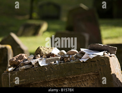 Steinen und Nachrichten über Rabbi Grabstein mit Hebräisch schreiben auf jüdischen Friedhof Worms Deutschland Stockfoto