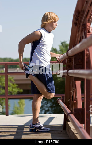 Junger Mann Strecken im Freien, Washington, District Of Columbia, USA, Herr-6-2-08 Stockfoto