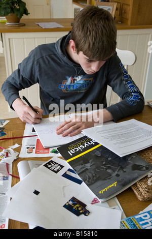 Teenager lernen für seine GCSE Prüfungen, Surrey, England. Stockfoto